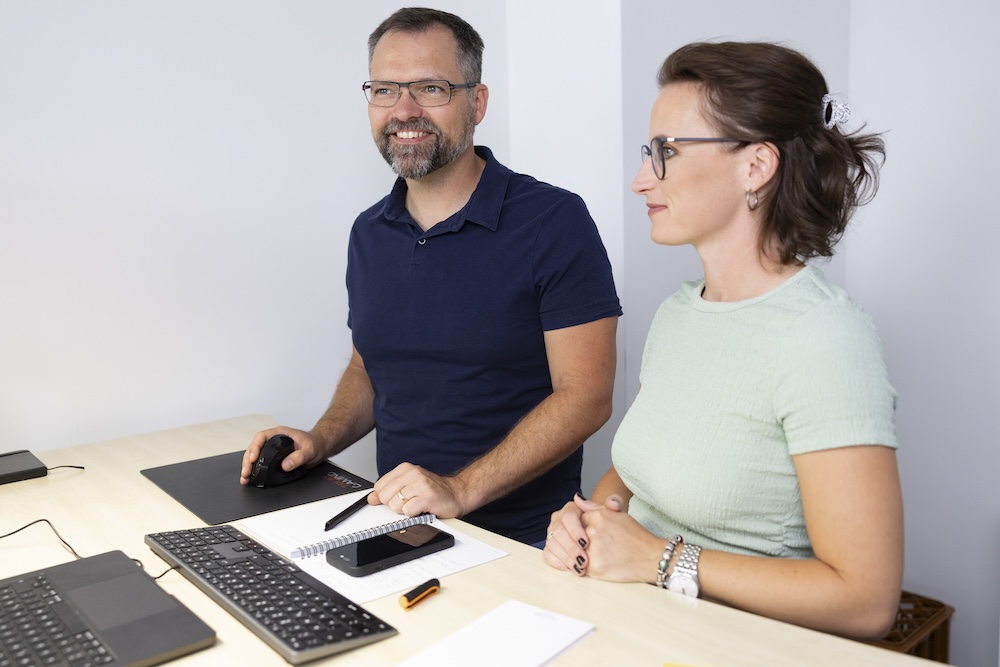 Marcus Wöpe und Ramona Wöpe arbeiten gemeinsam an einem Website-Projekt - azoora Webagentur mit Spezialisierung auf Suchmaschinenoptimierung und Optimierung für generative Arbeitssysteme