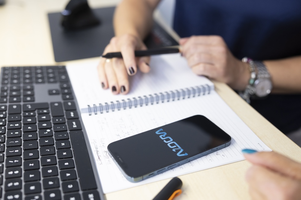 Laptop mit Notizbuch und Smartphone als Symbol für Website-Strategien - azoora Webagentur mit Spezialisierung auf Suchmaschinenoptimierung und Optimierung für generative Arbeitssysteme